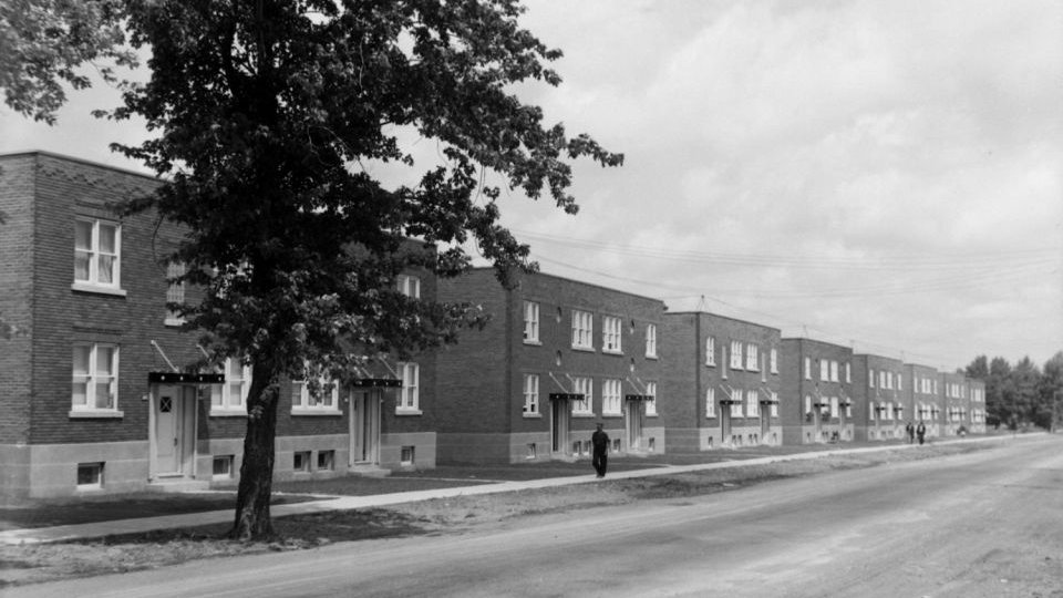 Rangée de duplex en brique à toit plat dans le quartier Rosemont à Montréal