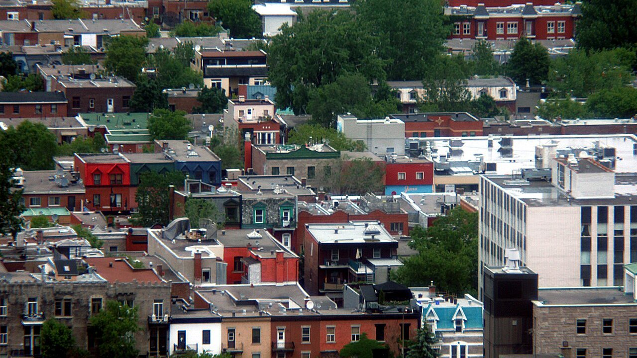 Vue aérienne des toits et des plex du Plateau Mont-Royal à Montréal