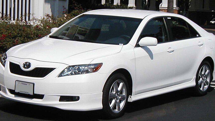 White 2007 Toyota Camry SE sedan parked on a street